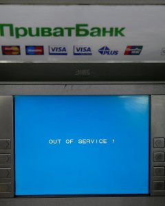 Un cajero automático del banco Privatbank, en el centro de la capital ucraniana, Kiev. REUTERS/Valentyn Ogirenko