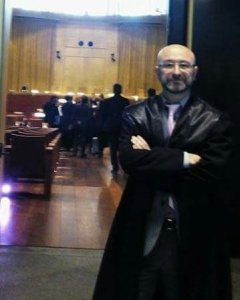 Francisco Luis García Cerrillo, el abogado de Teresa Torres y Emilio Irles, a las puertas de Tribunal de Justicia de la Unión Europea durante la vista de las cláusulas suelo, celebrada el 26 de abril de 2016.
