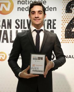 El patinador madrileño Javier Fernández, dos veces campeón del mundo, recibe su galardón durante la entrega de los 'Premios Silvestres del Año'. /EFE