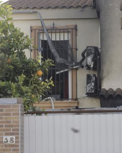 Exterior de la vivienda en la calle Afanas, número 18 de la localidad gaditana de Jerez de la Frontera, donde han fallecido un matrimonio compuesto por un hombre de 60 años y una mujer de 52 y su nuera de 26 años a consecuencia de un incendio, en el que h