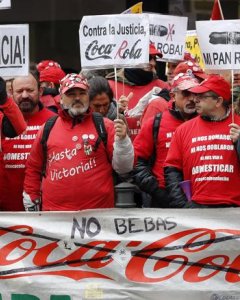 Los trabajadores de la embotelladora de Coca Cola, en una concentración delante de la sede nacional del PP, el pasado  diciembre. EFE