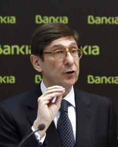 El presidente de Bankia, José Ignacio Goirigolzarri, durante la rueda de prensa que ha ofrecido para presentar los resultados de la entidad en 2016 y las medidas para devolver las cláusulas suelo. EFE/Emilio Naranjo