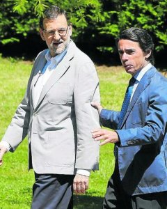 El expresidente del Gobierno y del PP José María Aznar y su sucesor, Mariano Rajoy, en una imagen de archivo. REUTERS