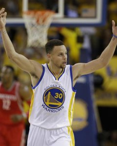 Stephen Curry podría romper su contrato con Under Armour. AP