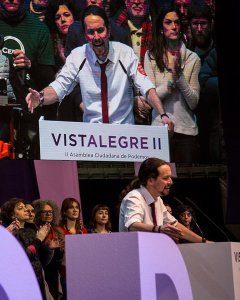 El lÃ­der de Podemos, Pablo Iglesias, en el escenario tras la proclamaciÃ³n de los resultados de las votaciones de la Asamblea Ciudadana Estatal de Vistalegre II. JAIRO VARGAS