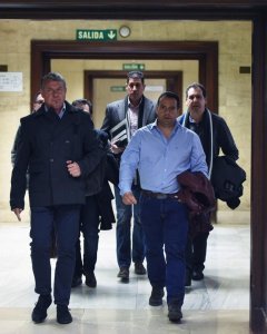 Antolín Goya,representante sindical del sector de la estiba,acompañado de otros representantes, tras la reunión que junto con la patronal Anesco mantuvieron con el ministro de Fomento, Íñigo de la Serna EFE/Fernando Villar