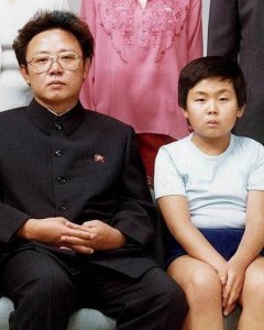 Footgrafía de archivo de agosto de 1981 de Kim Jong-il con su hijo mayor Kim Jong-nam. - AFP