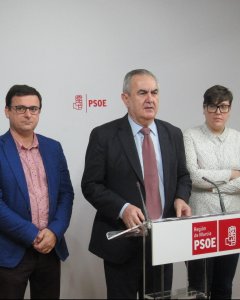 El secretario general del PSOE-RM, Rafael González Tovar, acompañado por el secretario de Comunicación, Emilio Ivars, y por la secretaria de Organización, Presen López. E.P.