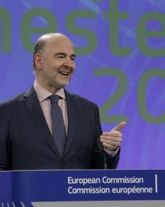El comisario europeo de Economía y Asuntos Financieros, Pierre Moscovici, presenta el informe sobre desequilibrios económicos en la UE. EFE/Olivier Hoslet