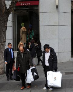 Varios turistas orientales con sus compras en la zona comercial de la madrileña calle de Serrano. REUTERS/Susana Vera