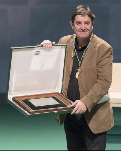 La presidenta andaluza, Susana Díaz, entrega al poeta Luis García Montero el título de Hijo Predilecto de Andalucía en el acto de entrega de las Medallas de Andalucía con motivo de la conmemoración del día de la comunidad andaluza, en el Teatro de la Maes