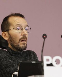 El secretario de Organización de Podemos, Pablo Echenique, durante la rueda de prensa que ha ofrecido tras la reunión del Consejo de Coordinación de Podemos. EFE/Víctor Lerena