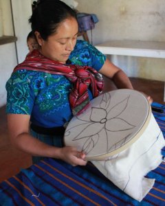 Cada día, Bartola dedica entre cinco y seis horas a la costura, al tiempo que se encarga del cuidado de sus hijos. - PABLO L. OROSA