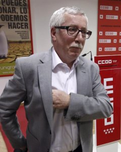 El secretario general de CCOO, Ignacio Fernández Toxo, se marcha tras la rueda de prensa ofrecida tras la reunión extraordinaria del Consejo Confederal del sindicato, en Madrid donde ha anunciado que no presentará su candidatura para su reelección al fren