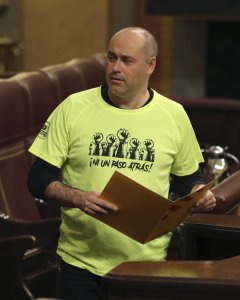 El diputado de ERC Jordi Salvador i Duch, con una camiseta en apoyo a los estibadores en la que se podia leer 'ni in paso atrás', durante su intervención en el pleno del Congreso donde  se debatía el real decreto ley de reforma de la estiba. EFE/Ballester