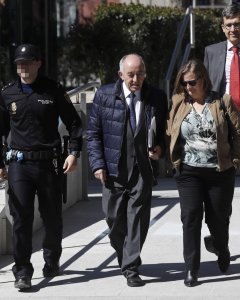 El exgobernador del Banco de España Miguel Ángel Fernández Ordóñez a la salida de la la Audiencia Nacional tras declarar  como investigado ante el juez que investiga la salida a bolsa de Bankia. EFE/Emilio Naranjo