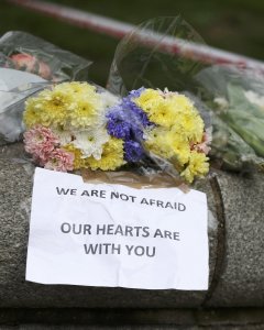 Flores y mensajes colocados junto al lugar del atentado. - REUTERS