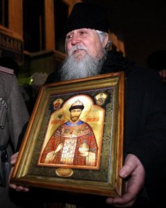 Un fiel de la iglesia ortodoxa rusa sujeta un retrato de Nicolás II. - AFP