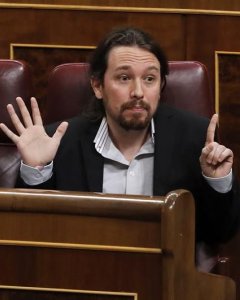 El líder de Podemos, Pablo Iglesias,se dirige al ministro del Interior, Juan Antonio Zoido, durante la sesión de control al Gobierno que se celebra hoy en el pleno del Congreso de los Diputados. EFE/Ballesteros