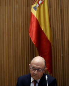 El ministro de Hacienda, Cristobal Montoro, durante la rueda de prensa en el Congreso para presentar los Presupuestos Generales del Estado para 2017. REUTERS/Juan Medina