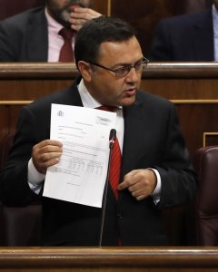 El diputado del PSOE Miguel Ángel Heredia, junto al portavoz del grupo, Antonio Hernando, durante una sesión de control al Gobierno en el Congreso de los Diputados. EFE/Ballesteros