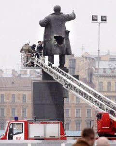Agujero en la estatua de Lenin tras el atentado en 2009. - AFP