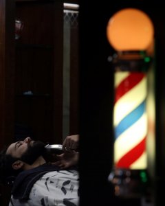 Hombre siendo afeitado en una peluquería retro /REUTERS
