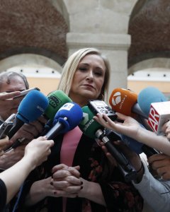 La presidenta de la Comunidad de Madrid, Cristina Cifuentes, atiende a los medios de comunicación. EFE/Javier Lizón