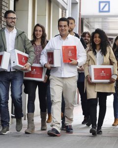 El equipo de Susana Díaz, encabezado por Nino Torres, a su llegada a la sede socialista de Ferraz donde hicieron entrega de los avales otorgados a la candidatura.EFE/Juan Carlos Hidalgo