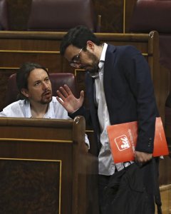 El secretario general de Podemos, Pablo Iglesias, y el líder de IU, Alberto Garzón, durante el debate en el pleno del Congreso de las enmiendas a la totalidad del proyecto de Presupuestos Generales del Estado para 2017. EFE/Kiko Huesca