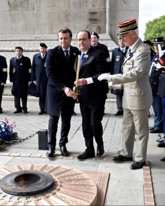 Emmanuel Macron y su antecesor en el cargo, François Hollande, durante el homenaje a las víctimas de la Segunda Guerra Mundial. - REUTERS