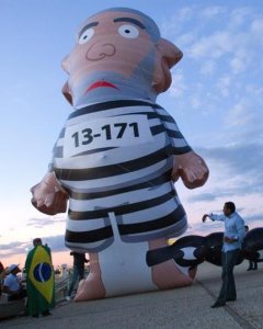 Manifestantes del movimiento 'Viene a la calle' instalan un inflable con la imagen de Lula vestido de presidiario. - EFE