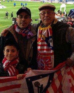 Tres generaciones de atléticos dicen adiós al Calderón