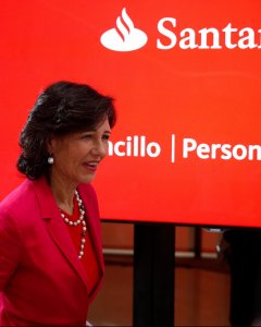 La dirigente del Santander, Ana Mría Botín, llega a una rueda de prensa tras el anuncio de la compra de Banco Popular por la entidad REUTERS/Juan Medina