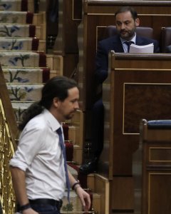 El líder de Podemos, Pablo Iglesias, se dirige a su escaño tras contestar al portavoz del PSOE, José Luis Ábalos,  durante la segunda jornada del debate de la moción de censura contra Mariano Rajoy. EFE/Emilio Naranjo
