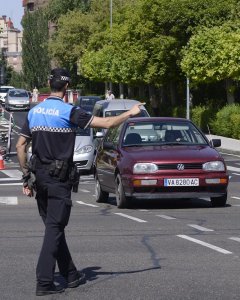 Un agente de policía ocal de Valladolid regula el tránsito de los automóviles tras la orden del Ayuntamiento de cortar el tráfico de vehículos en el centro de la ciudad. EFE/Nacho Gallego