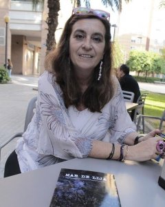 Susana Gisbert amb el seu llibre al davant