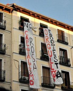 Activistas LGTB cuelgan una pancarta contra el capitalismo 'rosa' en la fachada de un edificio