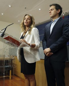 El líder de Ciudadanos, Albert Rivera y la diputada Patricia Reyes, durante la rueda de prensa que ha ofrecido en el Congreso, donde su partido presenta una propuesta de Ley para regular la Gestación subrogada. EFE/Angel Díaz