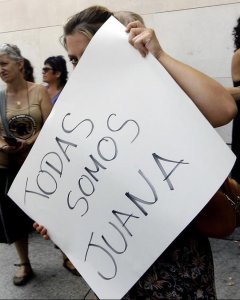 Medio centenar de personas se han concentrado ante las puertas de la Ciudad de la Justicia de València para mostrar su apoyo a Juana Rivas, la mujer de Maracena (Granada) que lleva ilocalizable desde que hace mas de dos semanas incumpliera la orden de ent