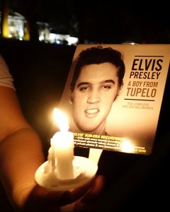 Un fan de Elvis Presley sostiene un disco del Rey del Rock, durante la vigila en su antigua residencia en Memphis (Tennessee, EEUU), en víspera del 40 aniversario de su fallecimiento. REUTERS/Karen Pulfer Focht