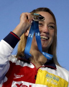 Mireia Belmonte con la medalla de oro que ganó en la carrera de 200 mariposa.