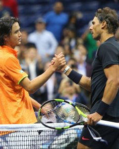 Nadal saluda a su rival, Taro Dabiel, al término del encuentro. - REUTERS