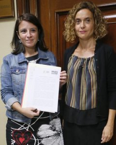 La vicesecretaria general del PSOE, Adriana Lastra, y la diputada del PSC Meritxell Batet, registran formalmente en el Congreso su propuesta de abrir una comisión sobre el modelo territorial.EFE/Fernando Alvarado