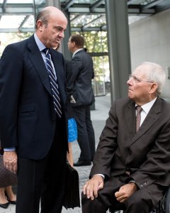 El ministro de Economía, Luis de Guindos, con su homólogo alemán, Wolfgang Schaeuble, en un encuentro empresarial en Berlin. AFP/Gregor Ficher