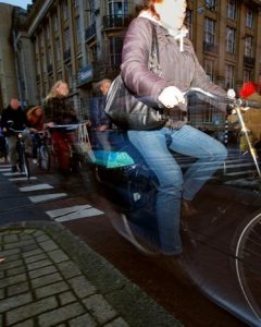 Un ciclista en una de las vías centrales de Amsterdam. AFP