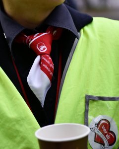 Una empleada de Air Berlin, en una manifestación de trabajadores que protestan por la quiebra de la aerlínea de bajo coste. REUTERS/Stefanie Loos