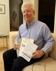 El economista Richard H. Thaler, con algunas de sus obras en su domicilio tras la concesión del Premio Nobel de Economía. REUTERS