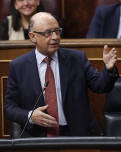El ministro de Hacienda, Cristóbal Montoro, interviene en la sesión de Control al Gobierno en el Congreso de los Diputados. EFE/Javier Lizón