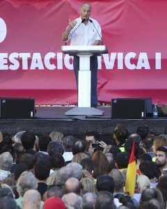 El ex secretario general del PCE Paco Frutos, durante su intervención tras la manifestación convocada el pasado 29 de octubre por Societat Civil Catalana en Barcelona en contra de la declaración de independencia en el Parlament. EFE/Javier Etxezarreta